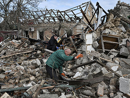 Zerstörung in der Ukraine: Immer wieder kommt es zu folgeschweren und tödlichen Luftangriffen mit russischen Raketen und Drohnen. Die Flugabwehr sei eine wichtige Fähigkeit, die europäische Staaten gemeinsam ausbauen müssten, meint der EVP-Politiker David McAllister. Foto: picture alliance/REUTERS/Stringer