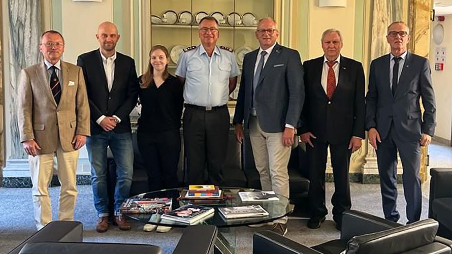 Die DBwV-Delegation zu Besuch bei der Botschaft: Oberstleutnant Jörg Struckmeier (Vorsitzender Bezirk 3 im LV Nord), Robert Klute, Anja Silbe, Oberst i.G. Thomas Reiberling (Millitärattaché in Italien), Hauptmann a.D. Jörg Greiffendorf (Schatzmeister des DBwV), Charly Bög (Präsidium EUROMIL) und Hauptmann a.D. Albrecht Kiesner (ehemaliger Vorsitzender ERH im DBwV-Bundesvorstand; v.l.). Foto: DBwV