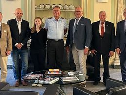 Die DBwV-Delegation zu Besuch bei der Botschaft: Oberstleutnant Jörg Struckmeier (Vorsitzender Bezirk 3 im LV Nord), Robert Klute, Anja Silbe, Oberst i.G. Thomas Reiberling (Millitärattaché in Italien), Hauptmann a.D. Jörg Greiffendorf (Schatzmeister des DBwV), Charly Bög (Präsidium EUROMIL) und Hauptmann a.D. Albrecht Kiesner (ehemaliger Vorsitzender ERH im DBwV-Bundesvorstand; v.l.). Foto: DBwV