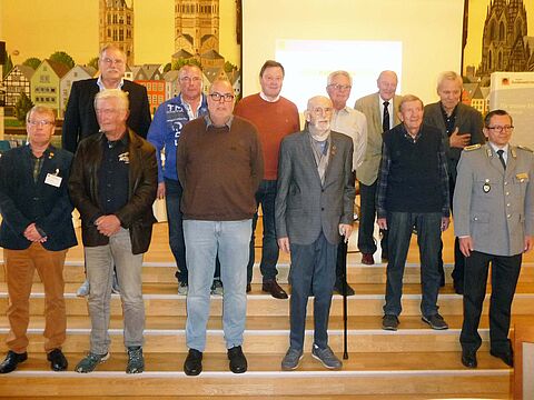 Zahlreiche Ehrungen langjähriger Mitglieder gab es bei der KERH Köln-Porz-Wahn: (oben v.l.) Albert Meisen, Rene Huschenbett, Sieghard Postler, Karlheinz Arndt, Erhardt-Jürgen Kriechbaum, Jürgen Kreft, (unten v.l.) Peter Donner, Achim Rützel, Ulrich Heutz, Hans Göttlich, Wolfgang Manz und Thomas Schappacher.         Foto: KERH Köln-Porz-Wahn