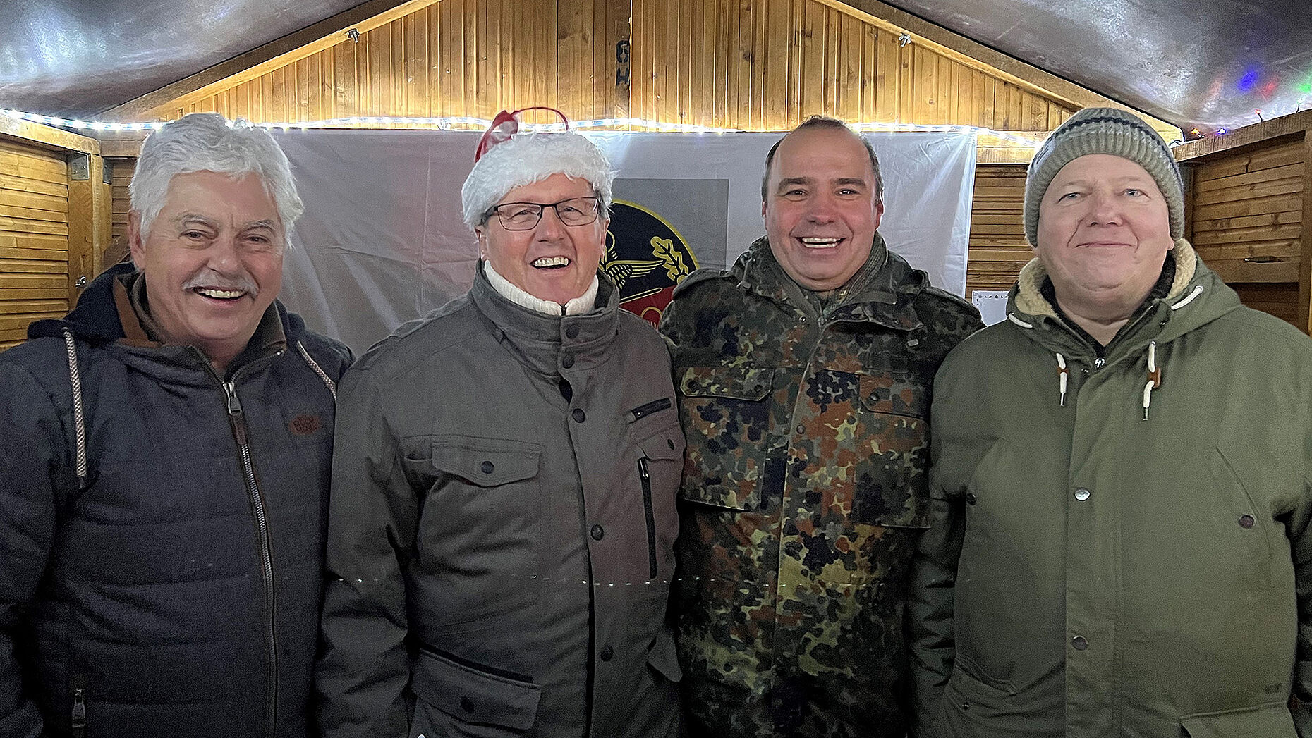 Dank dem Engagement der Mitglieder am Standort Leipzig konnte die StOKa sich wieder am Weihnachtsmarkt beteiligen (v.l.n.r. Michael Baumann, Manfred Wotschke, Ralf Baasch, Holger Koch). Foto: DBwV/LV Ost