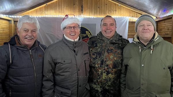 Dank dem Engagement der Mitglieder am Standort Leipzig konnte die StOKa sich wieder am Weihnachtsmarkt beteiligen (v.l.n.r. Michael Baumann, Manfred Wotschke, Ralf Baasch, Holger Koch). Foto: DBwV/LV Ost