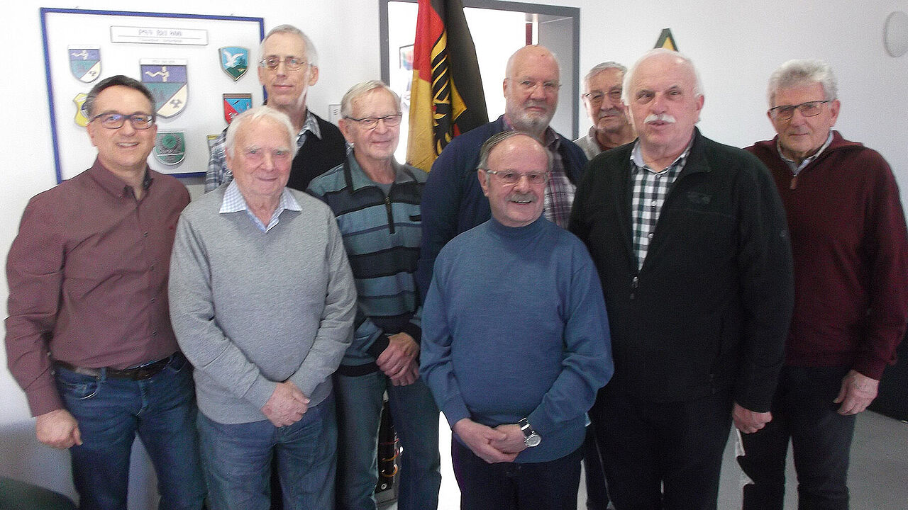 Bezirksvorsitzender Michael Schwab; Erwin Speicher; Hartmut Nagel; Werner Rüb; Horst Schaub; Werner Wulff; Herbert Jacob; Hans Grünewald; Wolfgang Heinemann (v.l.). Foto: KERH Mayen-Andernach-Mendig