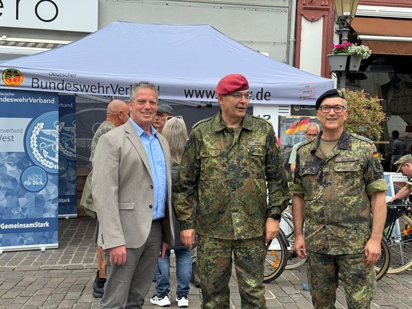 Der Inspekteur Heer, Generalleutnant Alfons Mais, und der Vorsitzende des Dachbereichs Beteiligungsrechte im DBwV, Oberstabsfeldwebel Sascha Altenhofen, beim Informationsbesuch bei Oberstleutant Michael Schwab am Stand der Standortkameradschaft Koblenz/Lahnstein. Foto: Udo Zenz