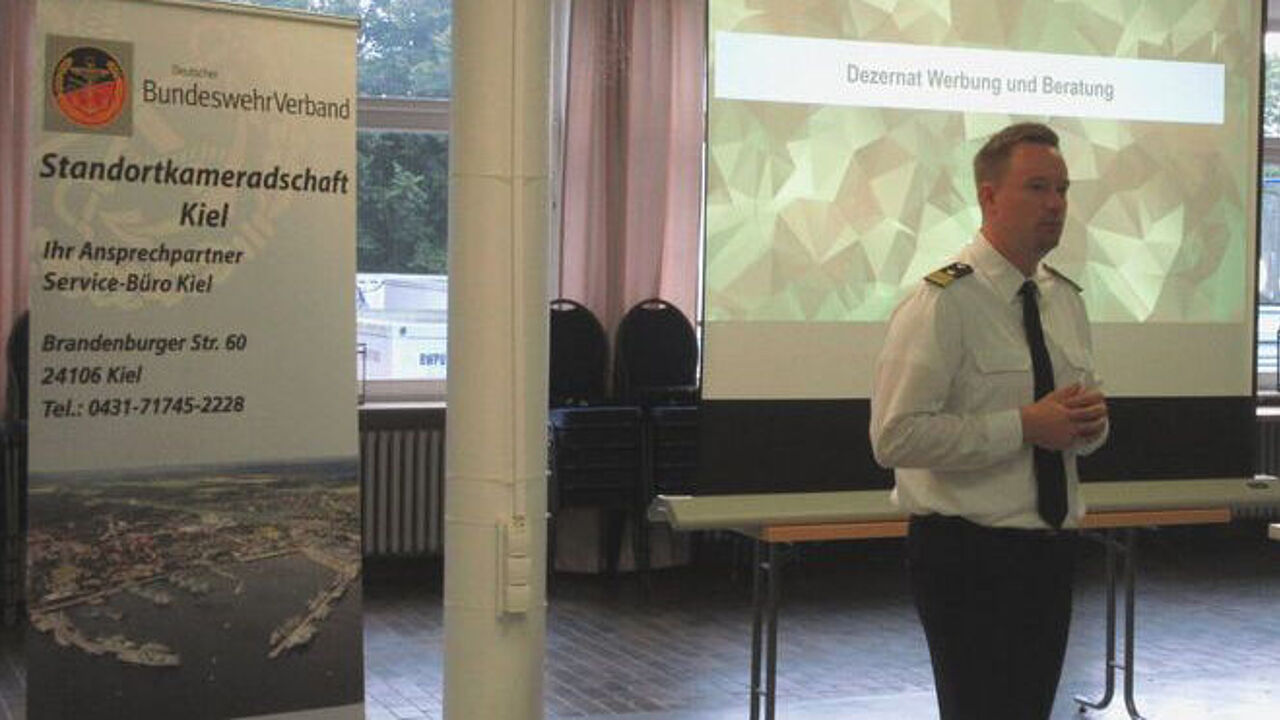 Kapitänleutnant Maximilian Mejauschek hielt einen informativen Vortrag. Foto: LV Nord