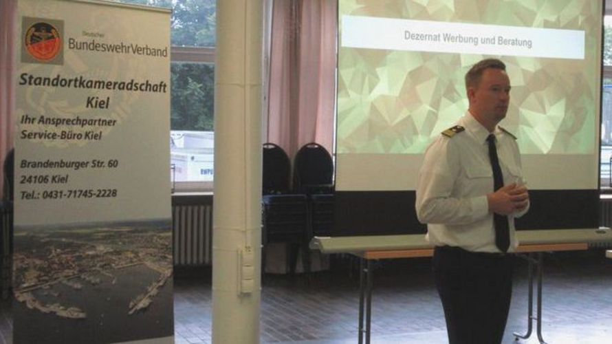 Kapitänleutnant Maximilian Mejauschek hielt einen informativen Vortrag. Foto: LV Nord