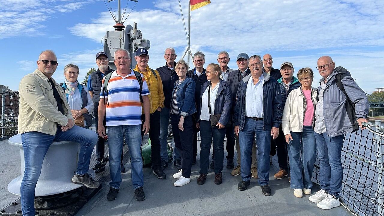 Die Reisegruppe an Bord der „Mölders“. Foto: DBwV