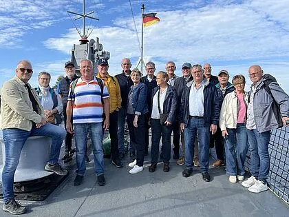 Die Reisegruppe an Bord der „Mölders“. Foto: DBwV