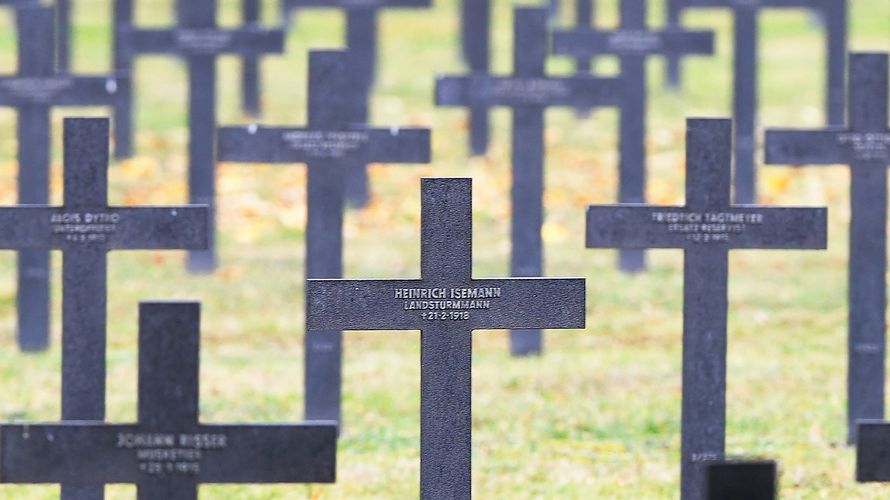 Deutsche Kriegsgräber auf dem Soldatenfriedhof Cernay im Elsass. In ganz Europa wird in diesen Tagen an das Ende des Ersten Weltkriegs vor 100 Jahren erinnert. Foto: dpa