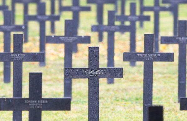 Deutsche Kriegsgräber auf dem Soldatenfriedhof Cernay im Elsass. In ganz Europa wird in diesen Tagen an das Ende des Ersten Weltkriegs vor 100 Jahren erinnert Foto: dpa