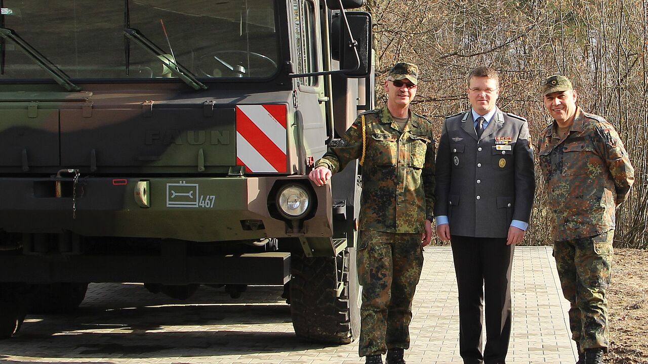 Oberstleutnant Patrick Dohmen begrüßt den Bundesvorsitzenden mit Oberstabsfeldwebel Stefan Weyer am Symbol des „Elefantenbataillons“ (v.l.) Foto: DBwV