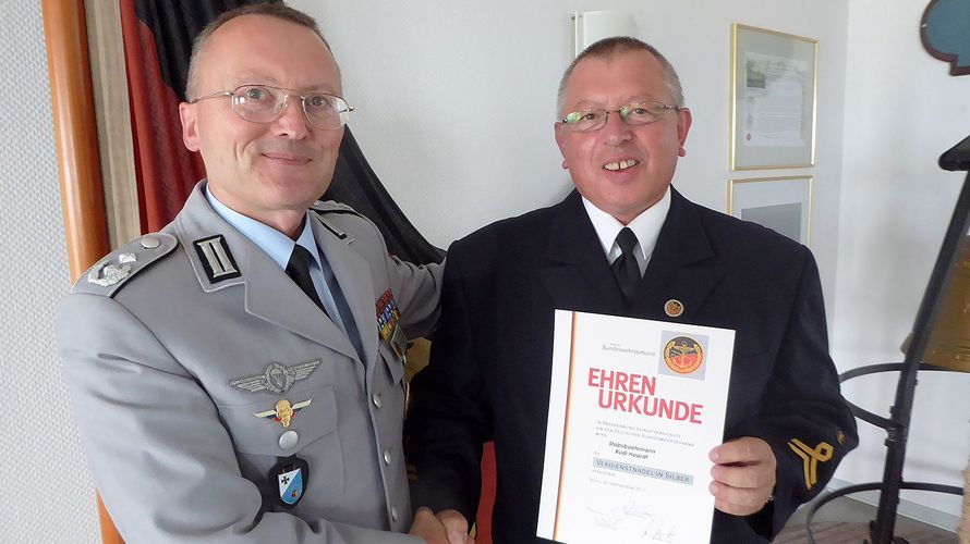 v.l.: Jörg Struckmeier mit dem geehrten Rudi Haardt (Foto: DBwV/LV Nord)