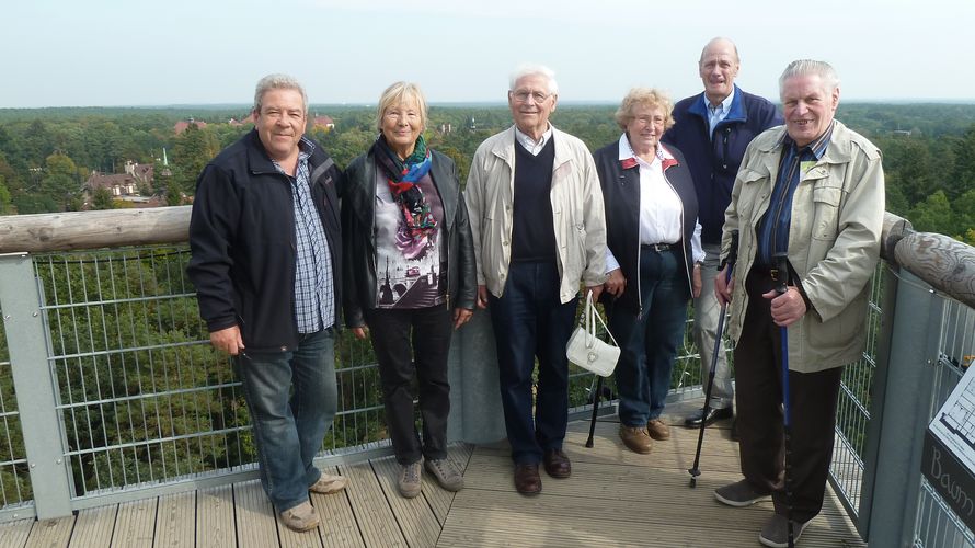 Teilnehmer der KERH auf der Aussichtsplattform mit Blick auf Beelitz und die ehemaligen Heilstetten Foto: KERH/ Eberhard Seifert