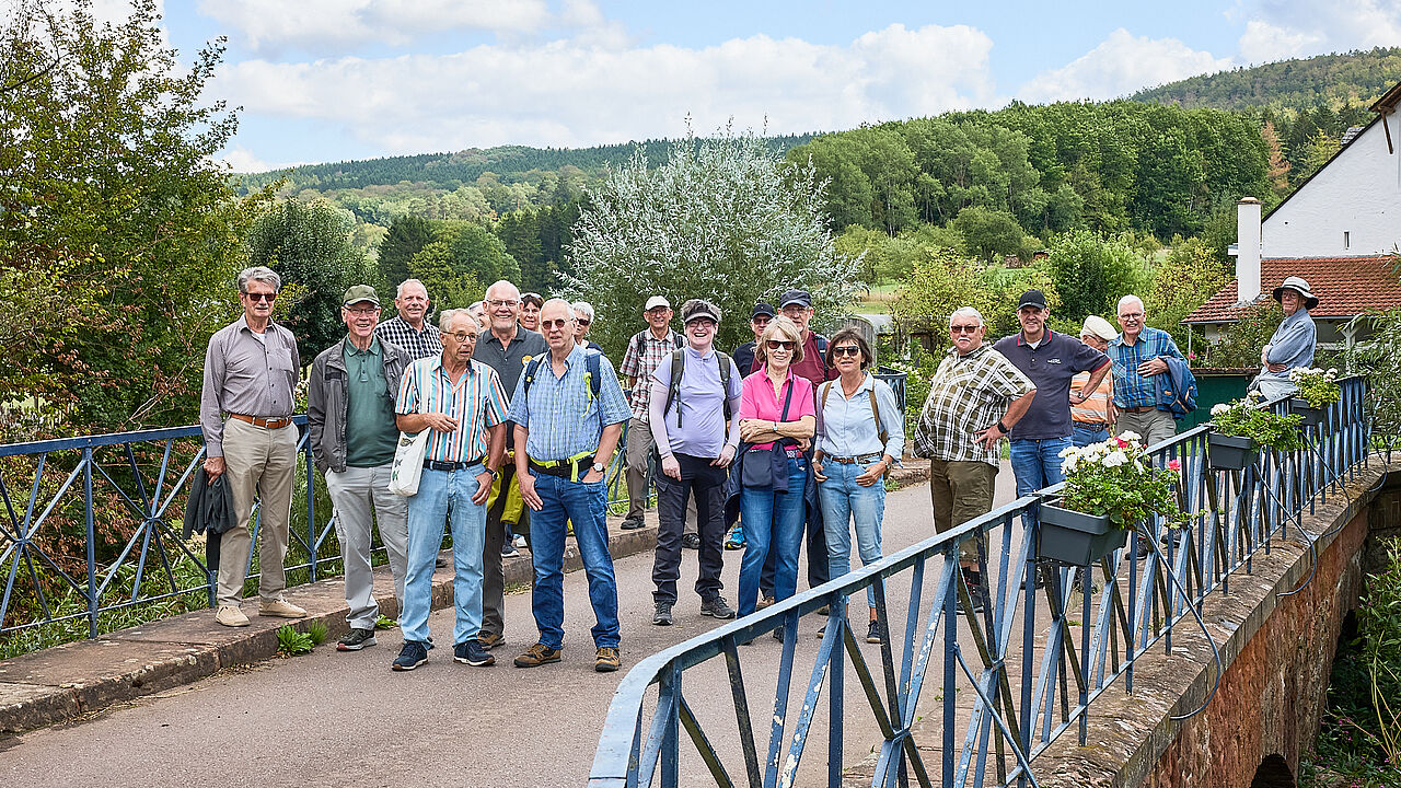Gut gelaunt ging es vor dem Sommerfest entlang der Ruwer. Foto: KERH Trier