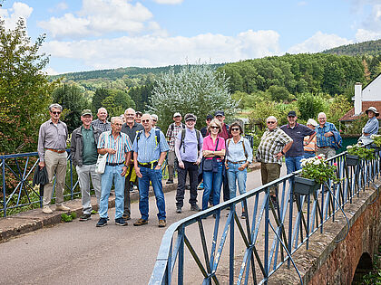 Gut gelaunt ging es vor dem Sommerfest entlang der Ruwer. Foto: KERH Trier