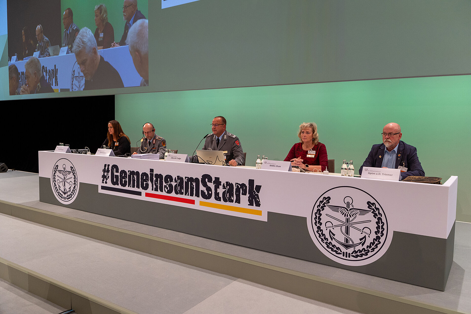 Sitzungspräsident ist Oberstleutnant Heiko Tadge (M.) aus dem Landesverband Nord. Foto: DBwV/Yann Bombeke