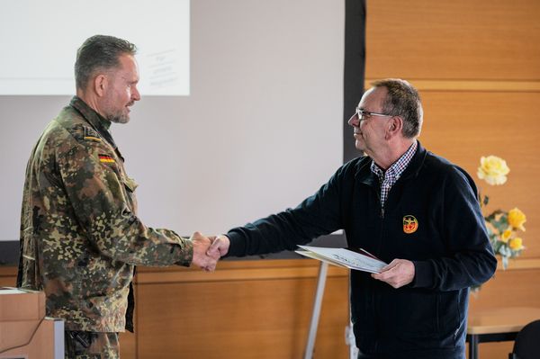 Bezirksvorsitzender Oberstabsfeldwebel a.D. Harald Lott dankte Stabsfeldwebel Eugen Bühler für 25-jährige Mitgliedschaft im DBwV. Fotos: TruKa Pfullendorf