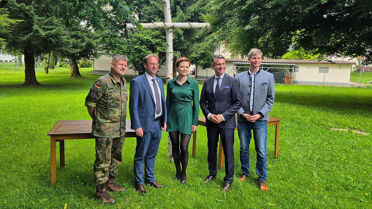 Oberst Tim Richardt, Kommandeur der Schule ABCAbw/GSchAufg, mit Gästen Wolfgang Fackler (MdL), evangelische Militärpfarrerin Johanna Bogenreuther-Schlosser, Staatsminister Eric Beißwenger, ASP-Bezirksvorsitzender Thomas Stepanski. Foto: Stefan Weyer
