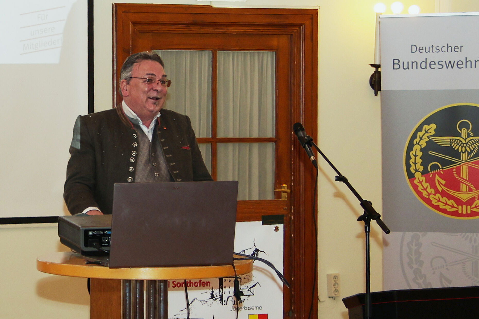 Mit der erneuten Wahl des bisherigen Vorstands unter Leitung von Oberstabsfeldwebel a.D. Stefan Weyer haben die Mitglieder ihre Unterstützung für weitere zwei Jahre engagierte Kameradschaftsarbeit zugesichert. Foto: Wolfgang Kruse