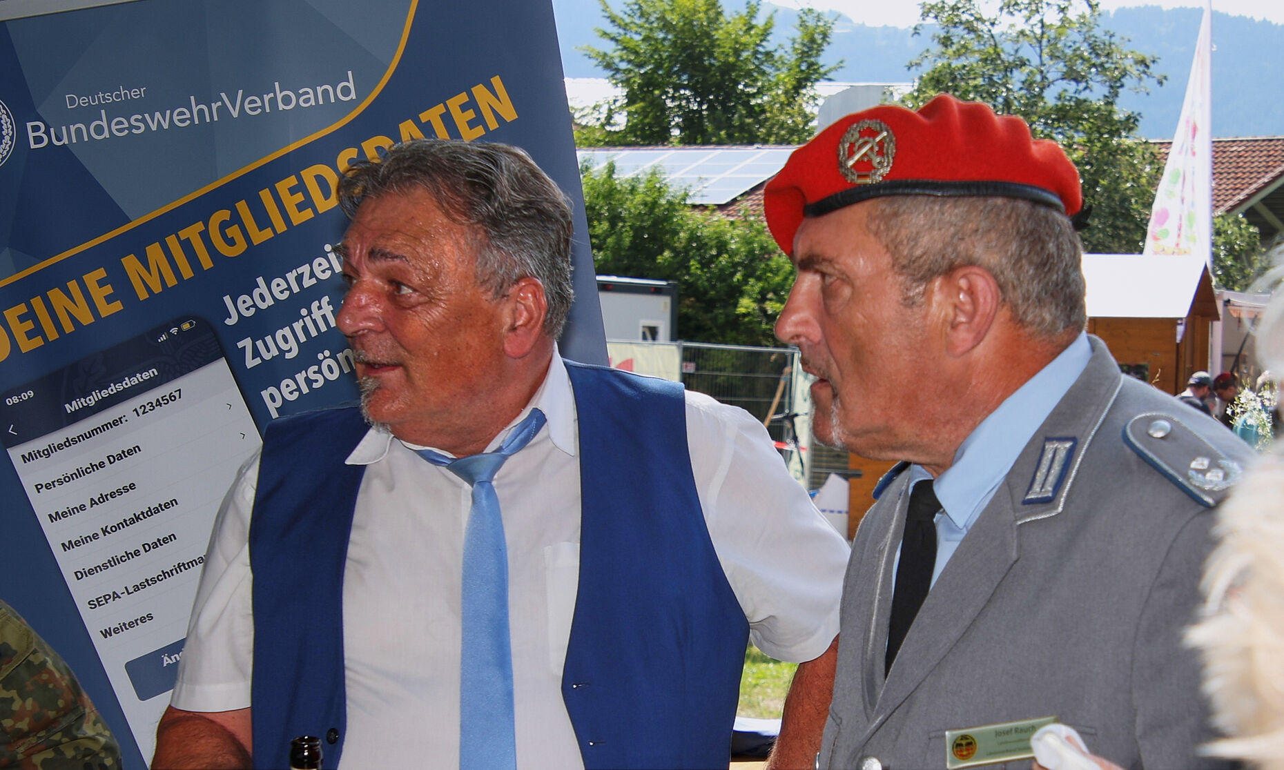 Mit Landesvorsitzendem Oberstleutnant a.D. Josef Rauch (v.r.) und Bezirksvorsitzendem Stabsfeldwebel a.D. Franz Jung war der DBwV prominent beim 70-jährigen Jubiläum der ABCAbwS/GSchtzAufg vertreten. Foto: Wolfgang Kruse