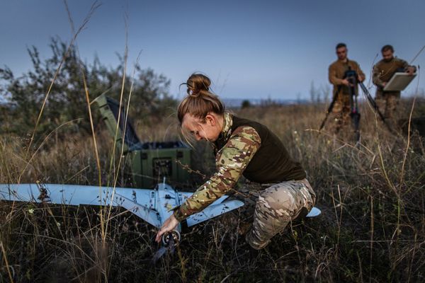 In der Ukraine werden preiswerte und handelsübliche Drohnen zur Aufklärung und als Wirklandungsträger eingesetzt. Das Bild zeigt ukrainische Soldatinnen und Soldaten beim montieren einer Leleka-Drohne. Foto: dpa/Oliver Weiken