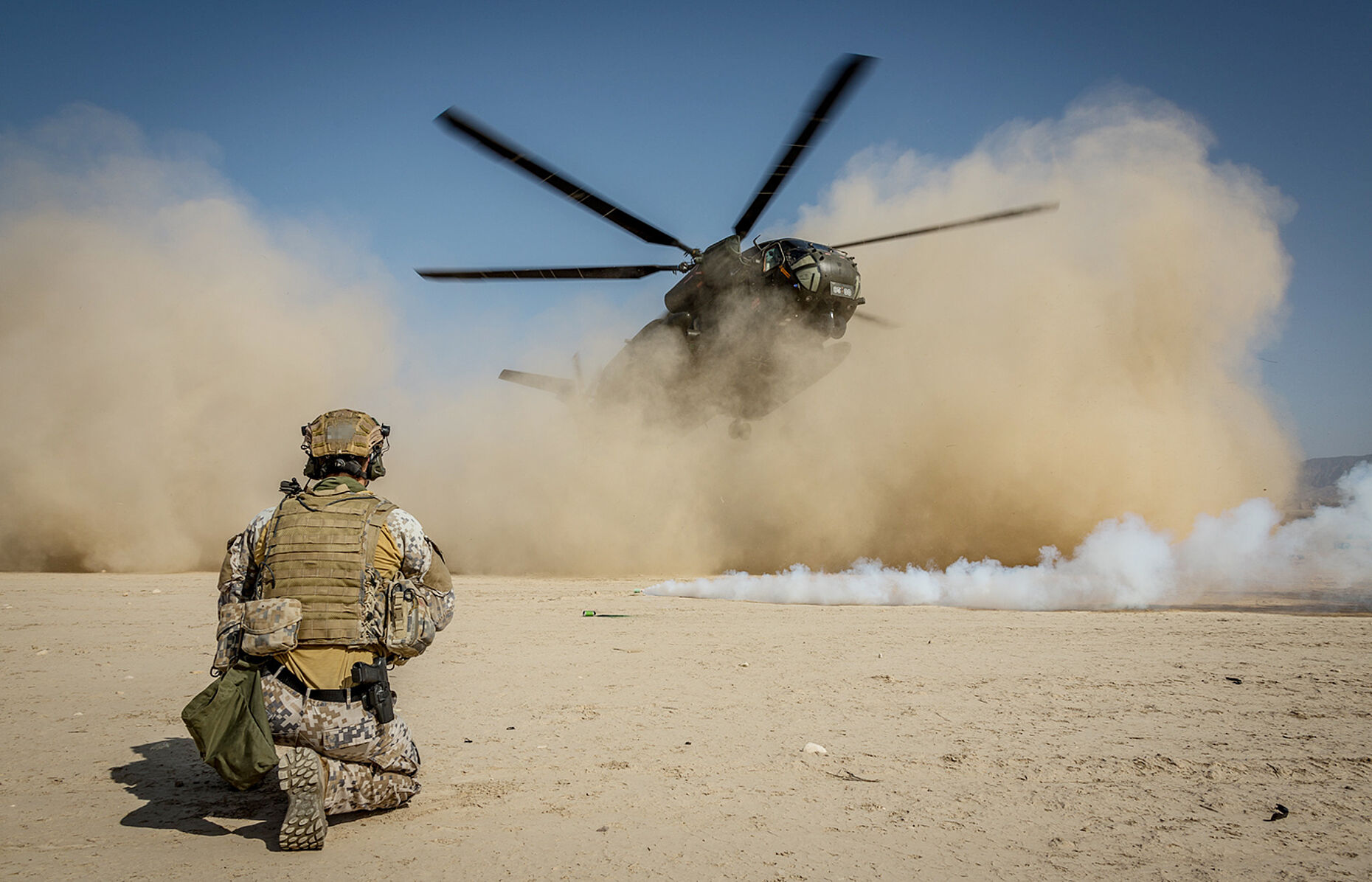  Ein Transporthubschrauber CH-53 kreist im September 2020 im Rahmen der Mission Resolute Support über der Landezone nahe Mazar-e Sharif. Foto: Bundeswehr/ Andre Klimke