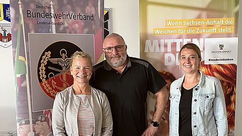 Informationsveranstaltung des Berufsförderungsdiensts (BFD) in Magdeburg: Stabsfeldwebel a.D. Gabriela Raue, Sonderbeauftragte Eingliederung SaZ im Landesverband Ost, mit Klaus Roth und Julia Brandhöfer vom BFD Magdeburg. Foto: DBwV