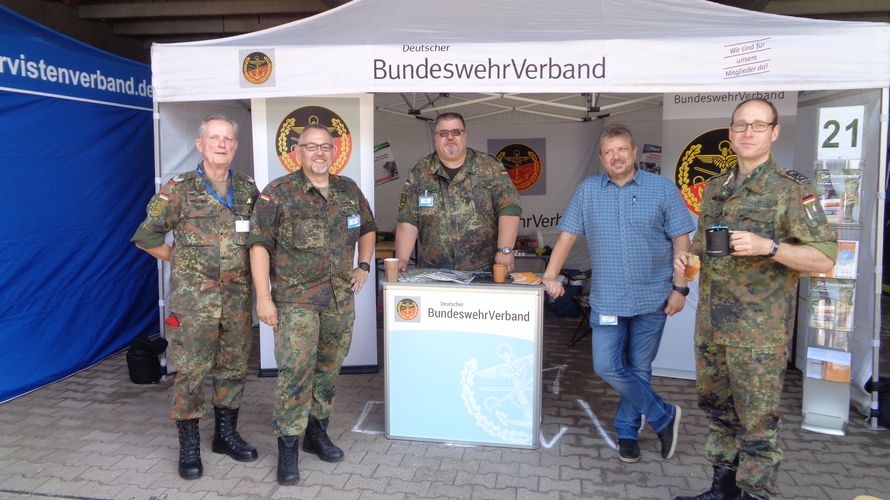 Die „Mannschaft“ der StoKa repräsentierte den DBwV auf dem Truppenübungsplatz Baumholder: (v.l.) Maj d.R. Karl Mutsch (Gast), Hauptmann Heiko Schäfer, Hauptmann Stefan Brand, Regierungshauptsekretär Matthias Heidrich und Stabsfeldwebel Andreas Mattill Fot