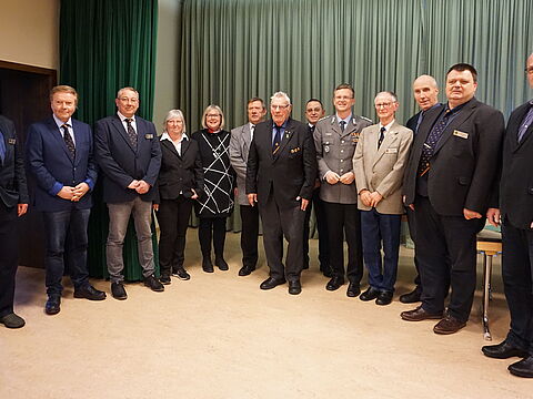 Der neugewählte Vorstand der Kameradschaft ERH Bad Arolsen-Wolfhagen mit dem Bundesvorsitzenden Oberst André Wüstner (5. von rechts). Foto: DBwV/Eva Krämer