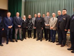 Der neugewählte Vorstand der Kameradschaft ERH Bad Arolsen-Wolfhagen mit dem Bundesvorsitzenden Oberst André Wüstner (5. von rechts). Foto: DBwV/Eva Krämer