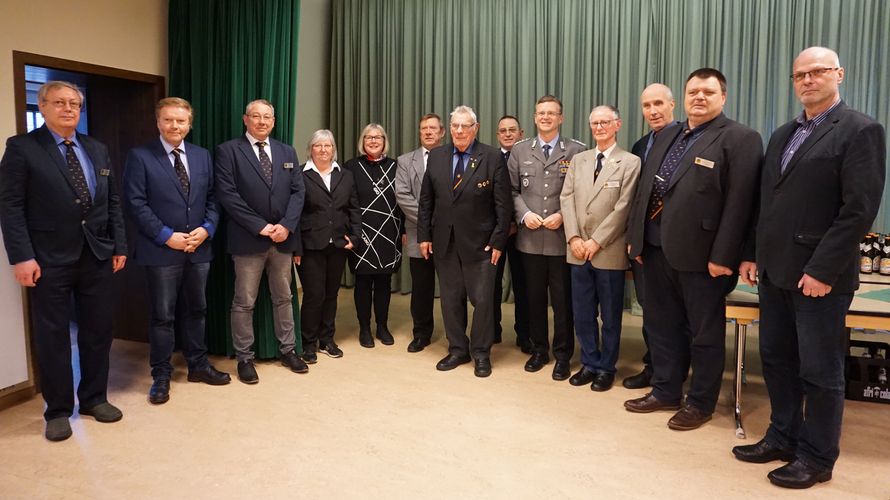 Der neugewählte Vorstand der Kameradschaft ERH Bad Arolsen-Wolfhagen mit dem Bundesvorsitzenden Oberst André Wüstner (5. von rechts). Foto: DBwV/Eva Krämer