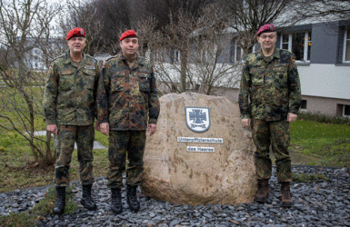 Oberst Axel Hermeling, Kommandeur der USH, Hauptmann Ralf Baasch, stellvertretender Landesvorsitzender Ost im DBwV und Generalleutnant Alfons Mais, Inspekteur des Heeres. Foto: DBwV/Bombeke