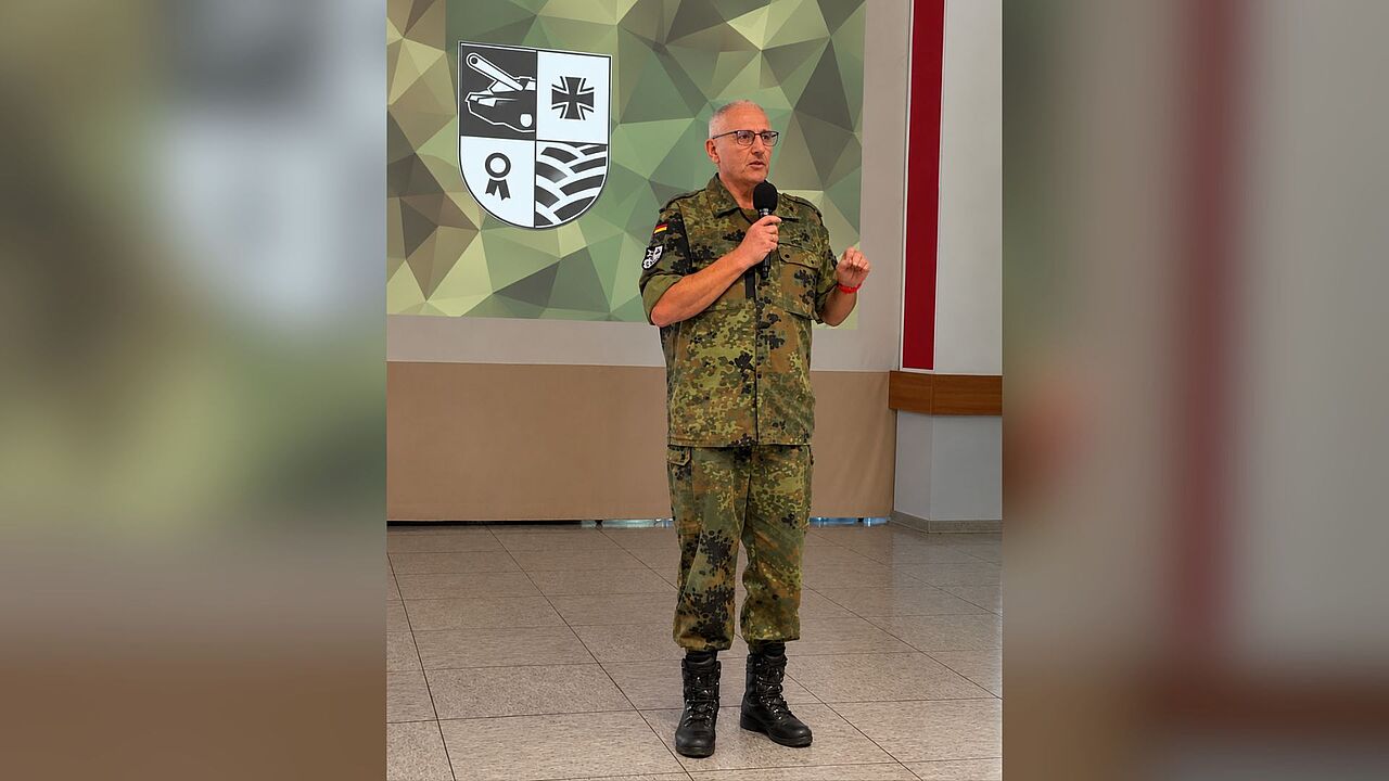 Ein bewegender Tag für Stabshauptmann Udo Milz. Der Kommandeur des ZKfWBw nutzte die „letzte Personalversammlung unter Leitung des Vorsitzenden Udo Milz“ und zeichnete den Personalratsvorsitzenden passend zu seiner bevorstehenden Pensionierung mit der Ehrennadel der Dienststelle aus. Foto: ROAR Sebastian Käding