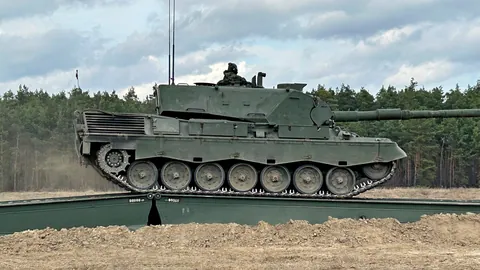 Der „Biber“ hat den Weg geebnet, der „Leopard 1A5“ nutzt den neuen Übergang für die schnelle Fahrt an die fiktive Front: Training mit ukrainischen Soldaten auf dem Truppenübungsplatz Klietz. Foto: Picture-Alliance Jose Colon/Anadolu