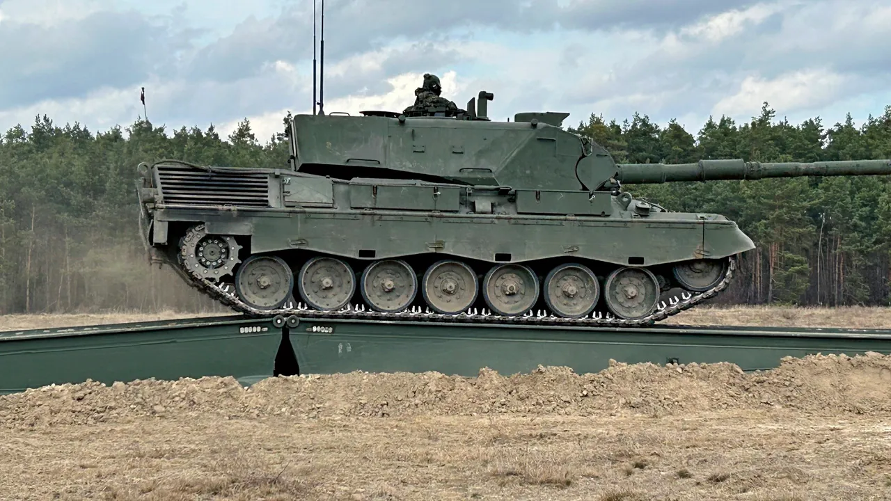 Der „Biber“ hat den Weg geebnet, der „Leopard 1A5“ nutzt den neuen Übergang für die schnelle Fahrt an die fiktive Front: Training mit ukrainischen Soldaten auf dem Truppenübungsplatz Klietz. Foto: Picture-Alliance Jose Colon/Anadolu