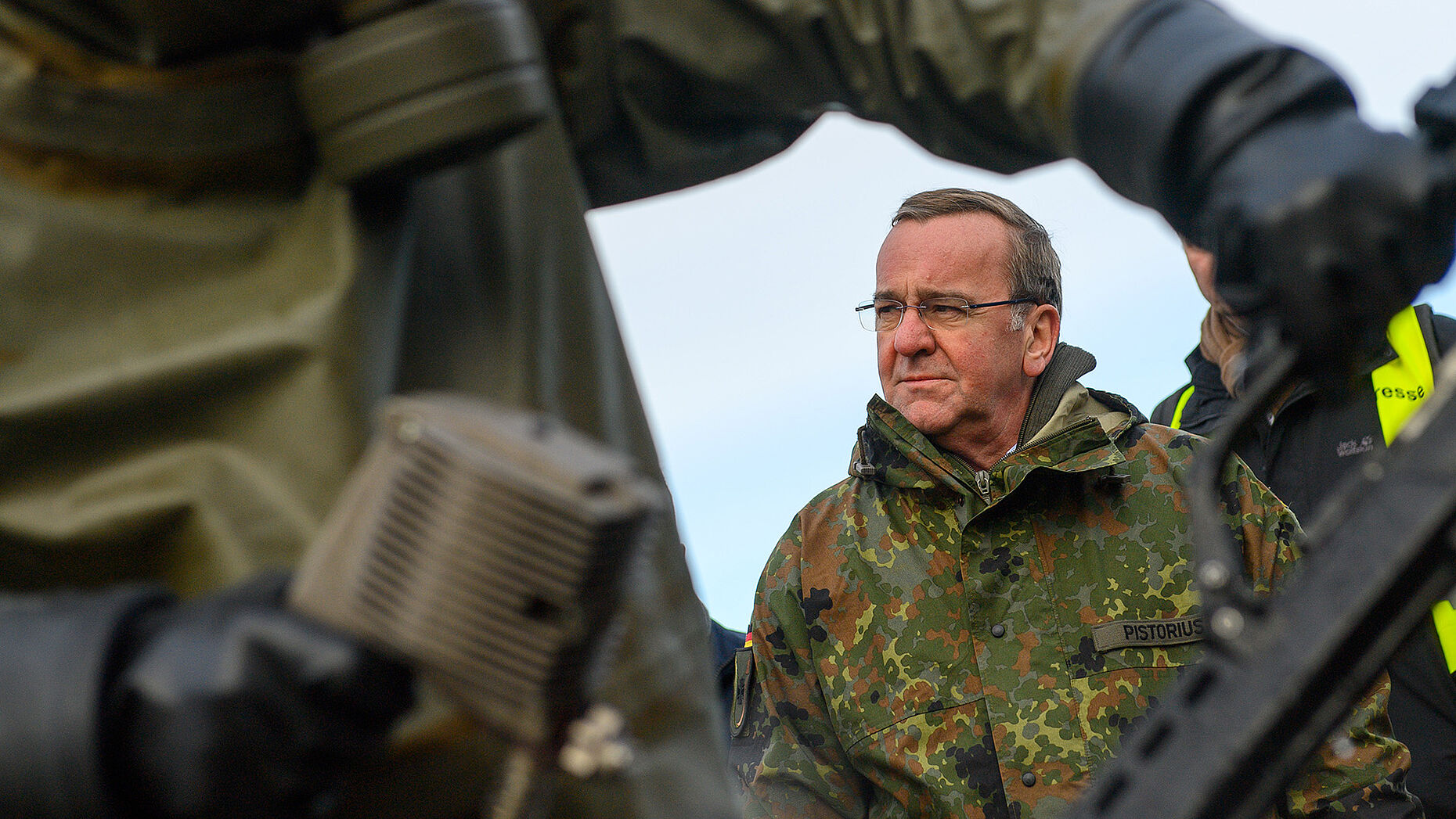 Hat die Unterstützung von Strack-Zimmermann: Bundesverteidigungsminister Boris Pistorius (r., SPD), hier beim Besuch der Streitkräftebasis im März. Foto: picture alliance/dpa | Klaus-Dietmar Gabbert