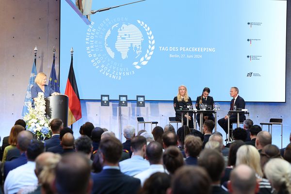 Nancy Faeser, Bundesministerin des Innern und für Heimat (v.l.n.r.), zeichnete Kriminalhauptkommissarin Dörthe Papakonstantinou, Polizeioberkommissarin Lysanne Köhnke und Polizeihauptmeister André Stock aus. Foto: DBwV/Yann Bombeke