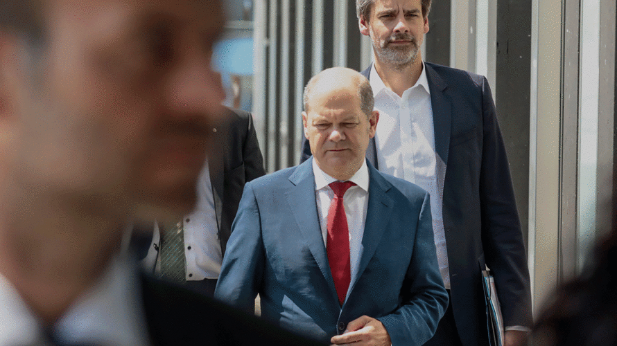 Finanzminister Olaf Scholz auf dem Weg zur Bundespressekonferenz, wo er den zuvor vom Kabinett gebilligten Haushaltsplan der Öffentlichkeit präsentierte. Foto: dpa