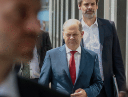 Finanzminister Olaf Scholz auf dem Weg zur Bundespressekonferenz, wo er den zuvor vom Kabinett gebilligten Haushaltsplan der Öffentlichkeit präsentierte. Foto: dpa