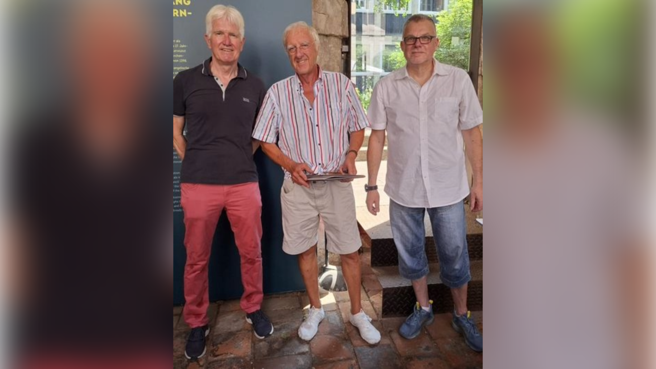 Uwe Fenger, der geehrte Klaus-Peter Bosse und der stellvertretende  Kameradschaftsvorsitzende Frank Grünspann. Foto: DBwV