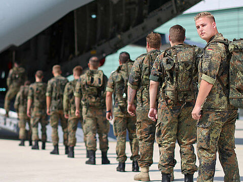 Symbolbild: Das Eckpunktepapier zur Bundeswehr der Zukunft der Verteidigungsministerin findet nicht überall Anklang. Foto: Bundeswehr/Sebastian Wilke