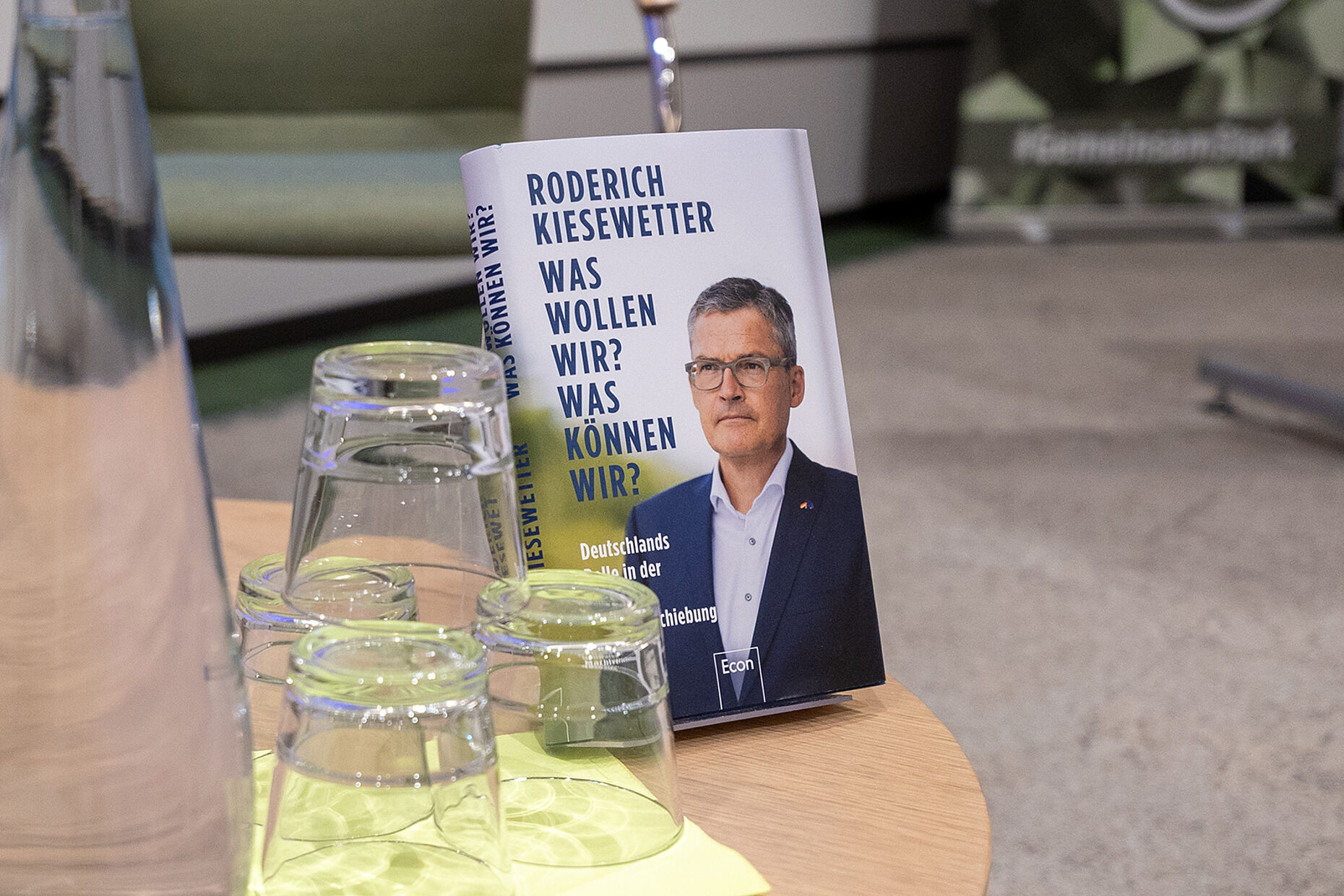 In seinem Buch beschreibt Roderich Kiesewetter, was vier Jahre nach der russischen Großinvasion in der Ukraine für die Bundesrepublik und die Bundeswehr zu tun ist. Foto: DBwV/Yann Bombeke