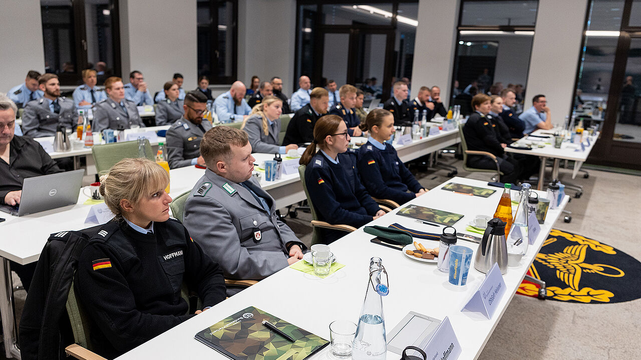 Kameradinnen und Kameraden sind Gäste der Tagung mit Mannschaftsdienstgraden beim DBwV. Fragen zu Auslandsverwendung, Mitbestimmung, Beteiligungsrechten und Dienstzeitende wurden bisher erörtert. Foto: DBwV/Yann Bombeke
