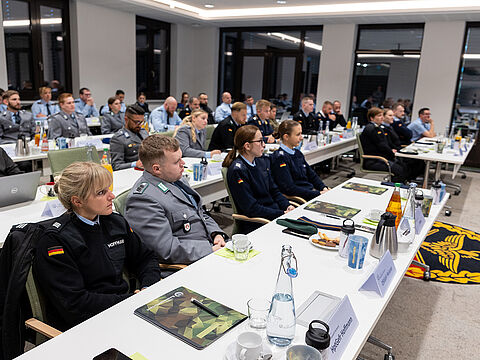 Kameradinnen und Kameraden sind Gäste der Tagung mit Mannschaftsdienstgraden beim DBwV. Fragen zu Auslandsverwendung, Mitbestimmung, Beteiligungsrechten und Dienstzeitende wurden bisher erörtert. Foto: DBwV/Yann Bombeke