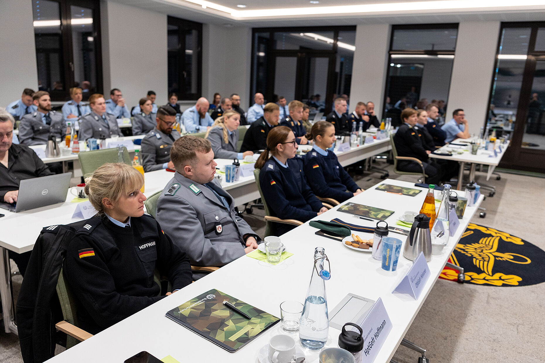 Rund 40 Soldatinnen und Soldaten kamen sich zur Mannschaftstagung des DBwV. Foto: DBwV/Yann Bombeke