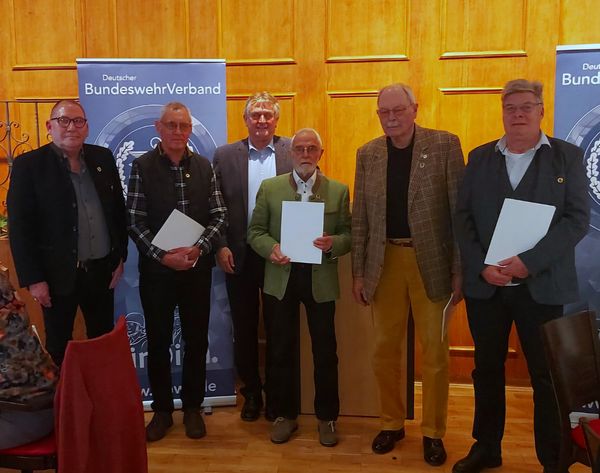 Bei der Wahlversammlung ehrte Vorsitzender Runge (l.) und Vorsitzender ERH im Landesverband Bernhard Hauber (3.v.l.) langjährige Mitglieder der Kameradschaft für deren Treue zum BundeswehrVerband. Foto: KERH Schongau