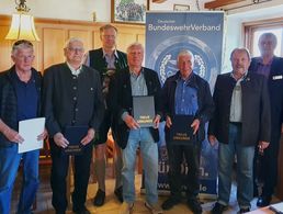 Bernhard Hauber (v.r.n.l.) und Jürgen Busch ehrten für langjährige Mitgliedschaft Stabsfeldwebel a.D. Binder (60 Jahre), Oberst a.D. Hans Georg Romeike (60), Hauptmann d.R. Arndt (40), Stabsfeldwebel a.D. Mehner (50) und Stabsfeldwebel a.D. Mozer (40). Foto:  KERH Oberland