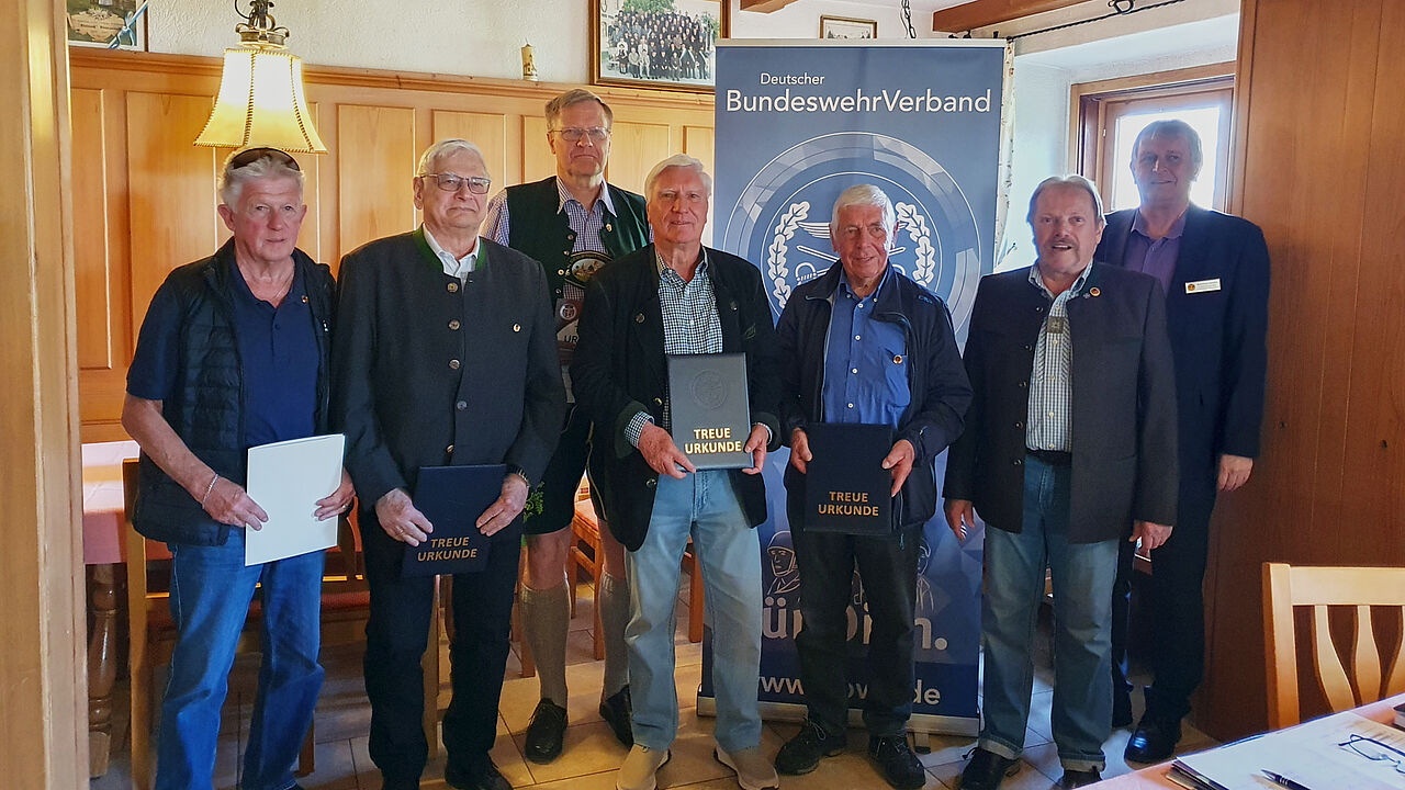 Bernhard Hauber (v.r.n.l.) und Jürgen Busch ehrten für langjährige Mitgliedschaft Stabsfeldwebel a.D. Binder (60 Jahre), Oberst a.D. Hans Georg Romeike (60), Hauptmann d.R. Arndt (40), Stabsfeldwebel a.D. Mehner (50) und Stabsfeldwebel a.D. Mozer (40). Foto:  KERH Oberland