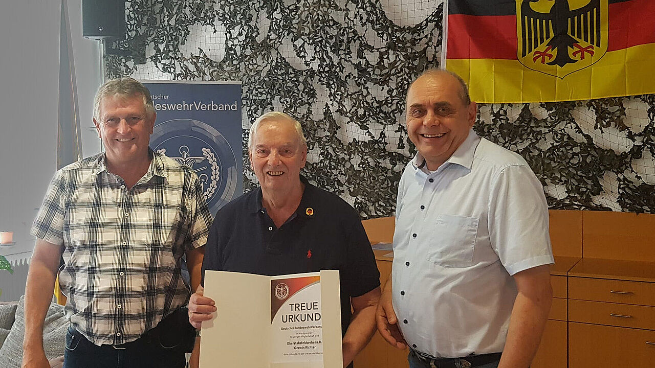 Vorsitzender ERH im Landesvorstand Oberstabsfeldwebel a.D. Bernhard Hauber und Bezirksvorsitzender Stabsfeldwebel a.D. Matthias Schneider dankten Oberstabsfeldwebel a.D. Gerwin Richter für seinen Einsatz und für 50 Jahre Mitgliedschaft im BundeswehrVerband. Foto: Heinz Simon