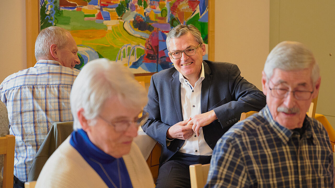 Roderich Kieswetter informierte sich als langjähriges Mitglied des BundeswehrVerband in seiner Kameradschaft ERH in Ellwangen über die aktuelle Verbandsarbeit. Foto: IK